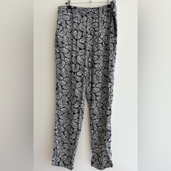 H&M Black and White Feather Print Ankle Pants, Fun Flowy Pants, Size 12 - Picture 1 of 15